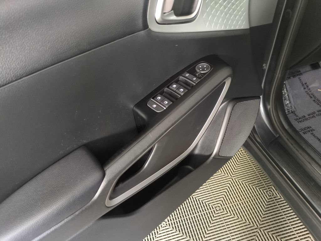 Used 2021 Kia Soul LX FWD image 11