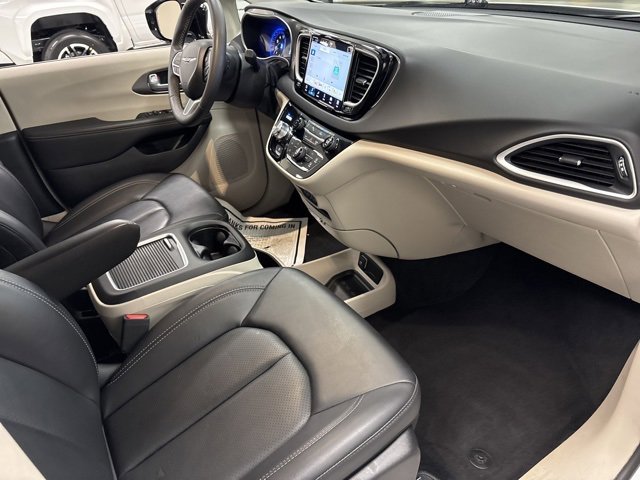 Used 2024 Chrysler Pacifica Touring-L image 10