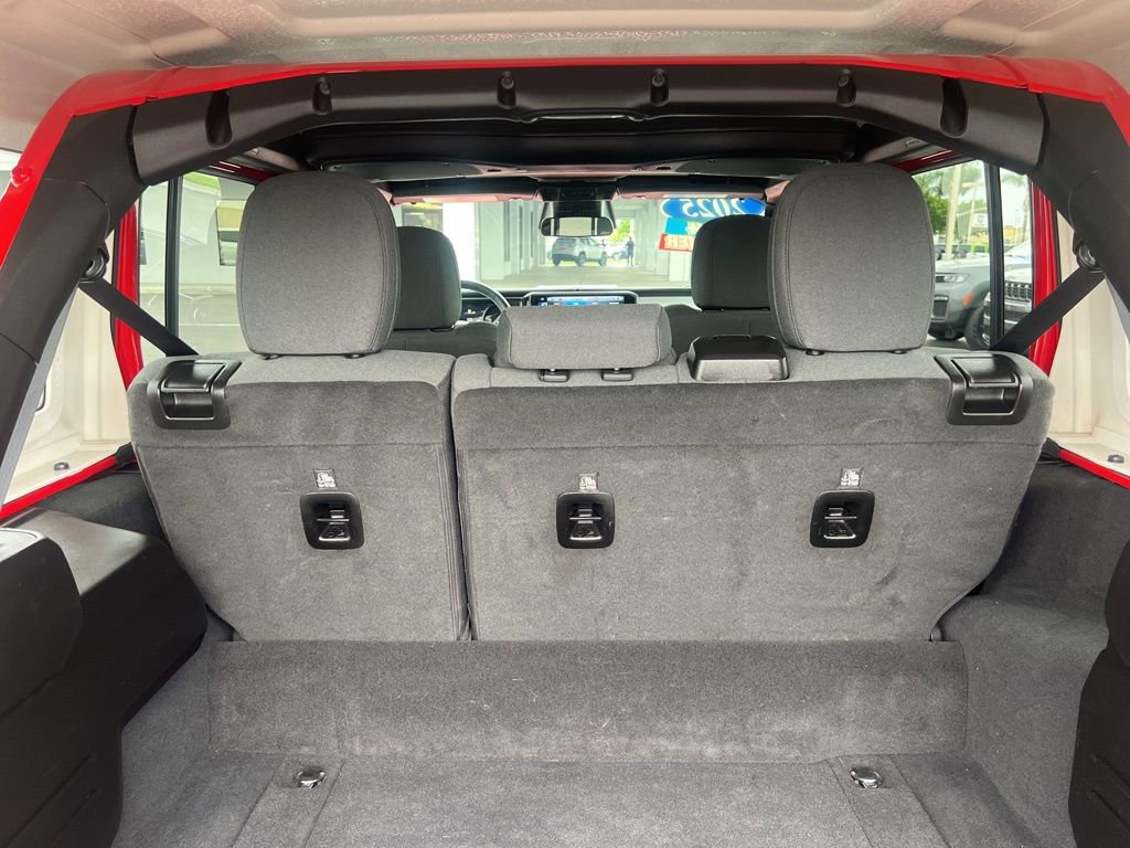 Used 2025 Jeep Wrangler Unlimited Sahara w/ Safety Group AWD/4WD image 34