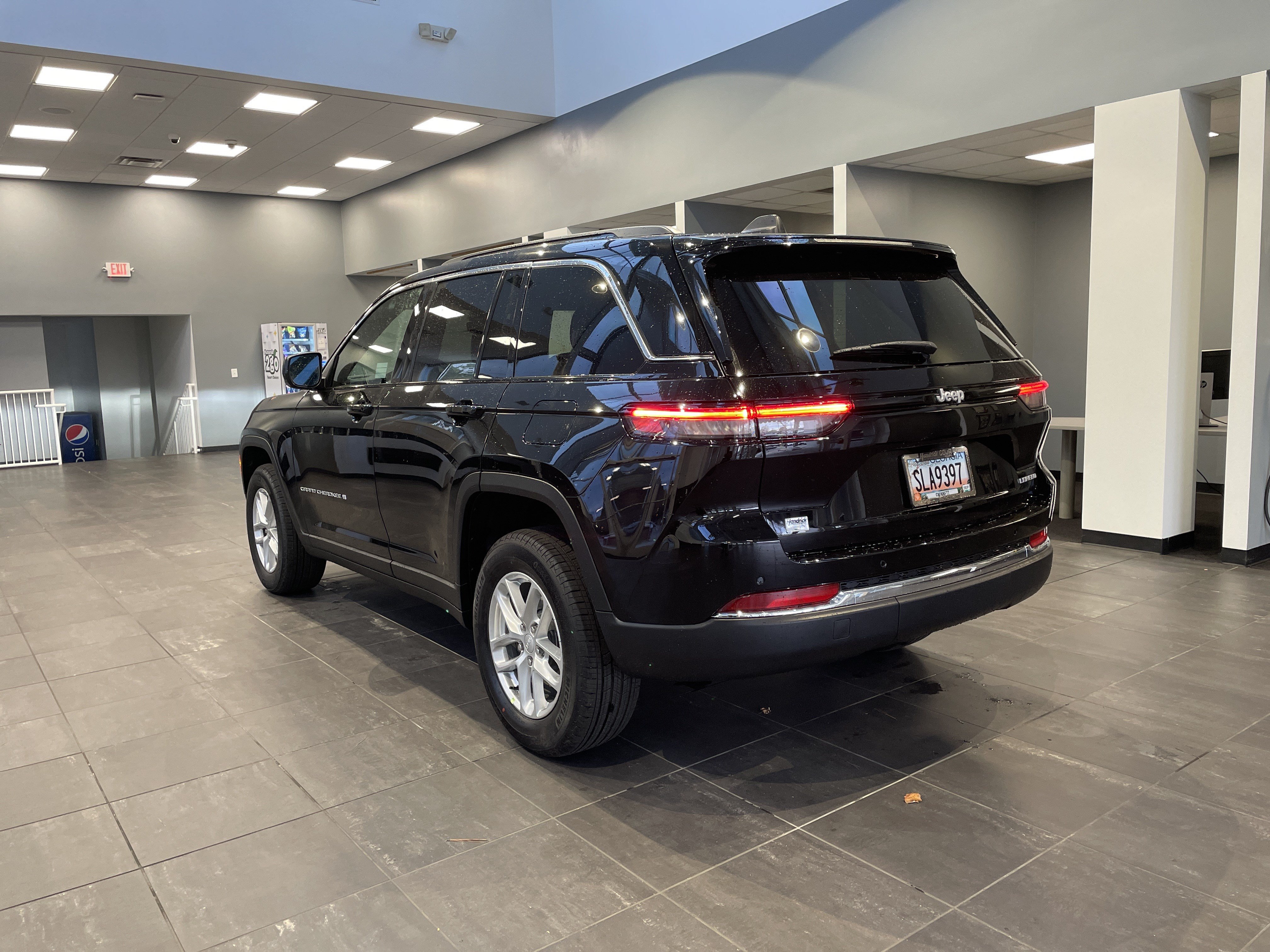 New 2025 Jeep Grand Cherokee Laredo RWD image 8