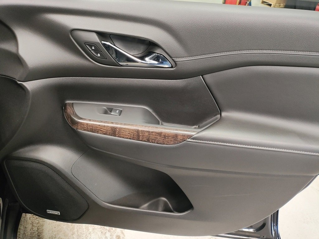 Used 2022 GMC Acadia Denali w/ Denali Ultimate Package image 9