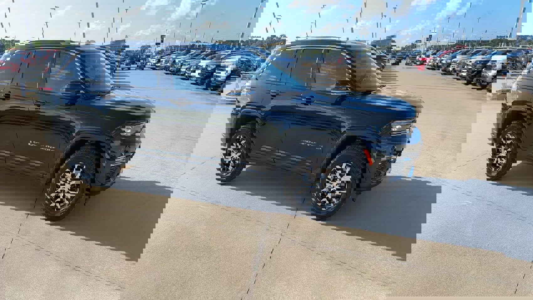 Used 2025 Jeep Grand Cherokee Limited image 2