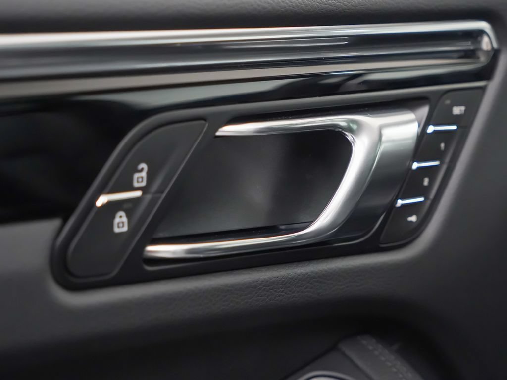 Certified 2026 Porsche Macan AWD/4WD image 22