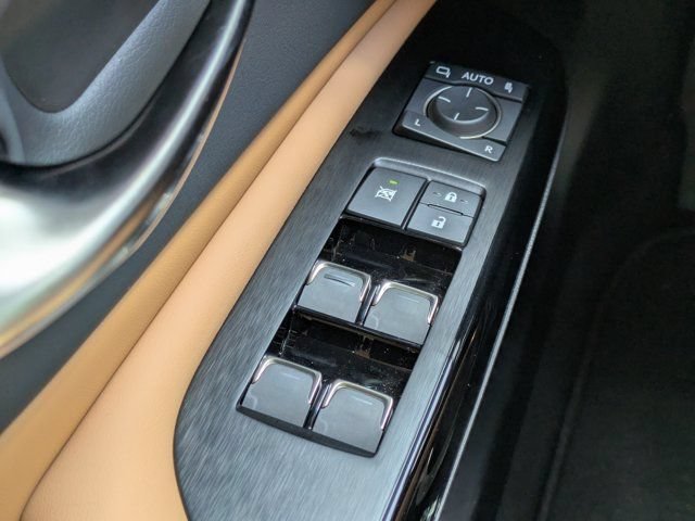 Used 2025 Lexus ES 300h w/ Premium Package FWD image 21