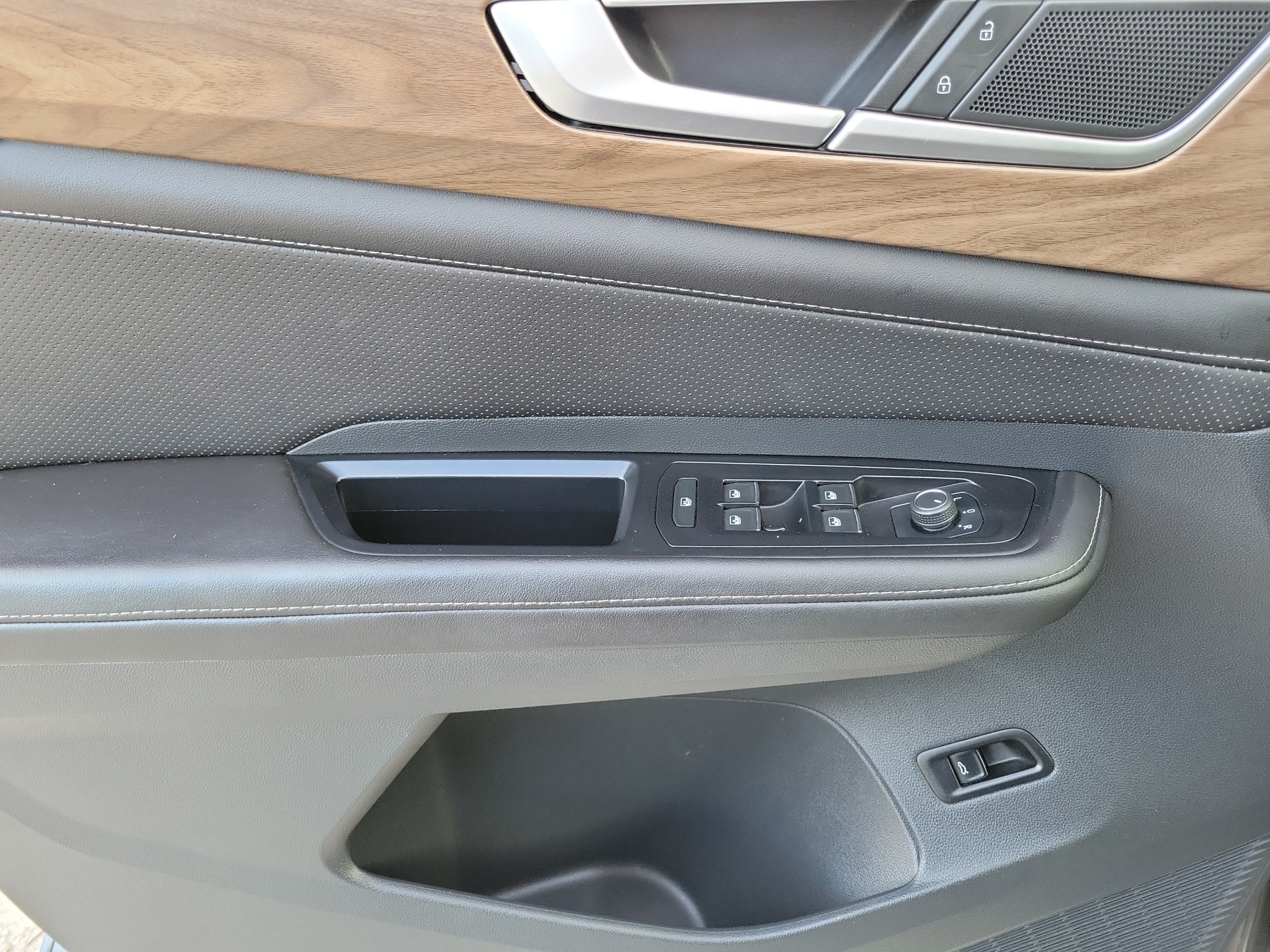 Used 2025 Volkswagen Atlas SE FWD image 13