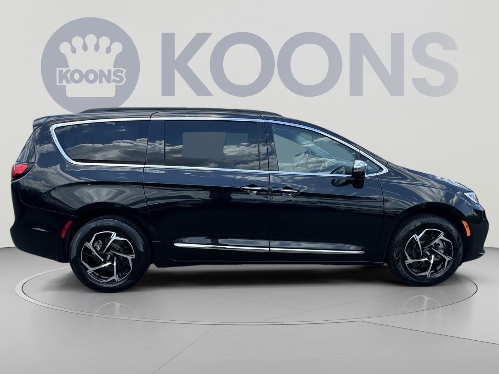 Used 2023 Chrysler Pacifica Limited w/ Uconnect Theater Family Group AWD/4WD image 17
