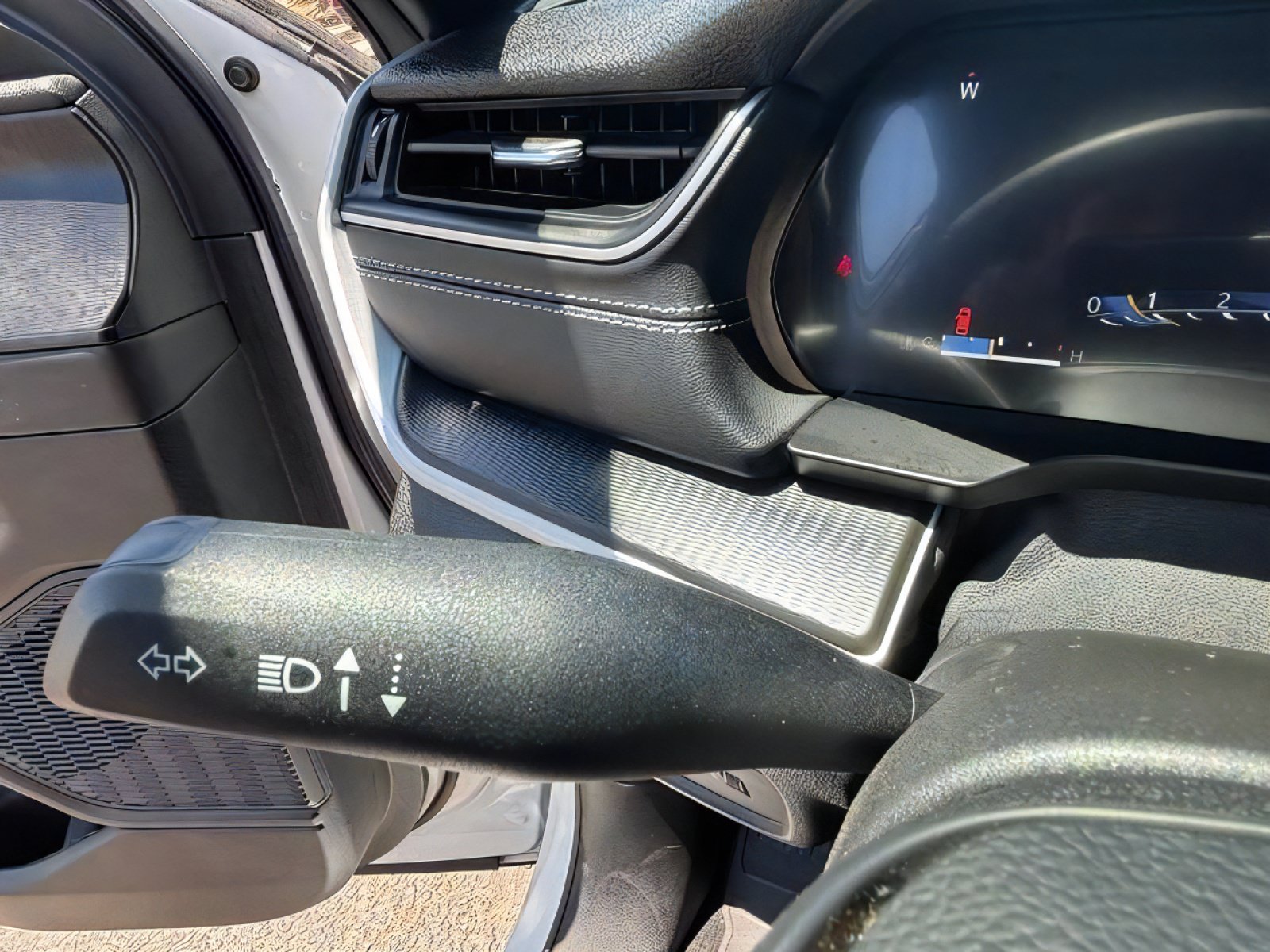 Used 2025 Jeep Grand Cherokee L Altitude RWD image 25