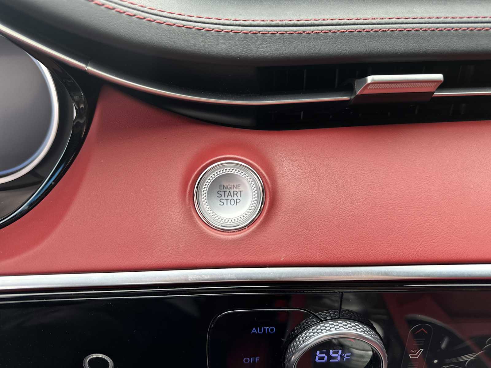 Used 2022 Genesis GV70 2.5T w/ Sport Prestige Package image 17