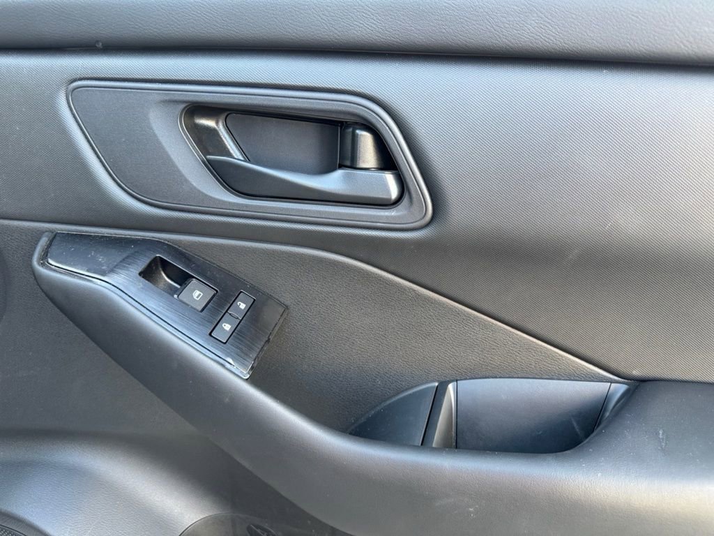 Used 2025 Nissan Rogue S image 16