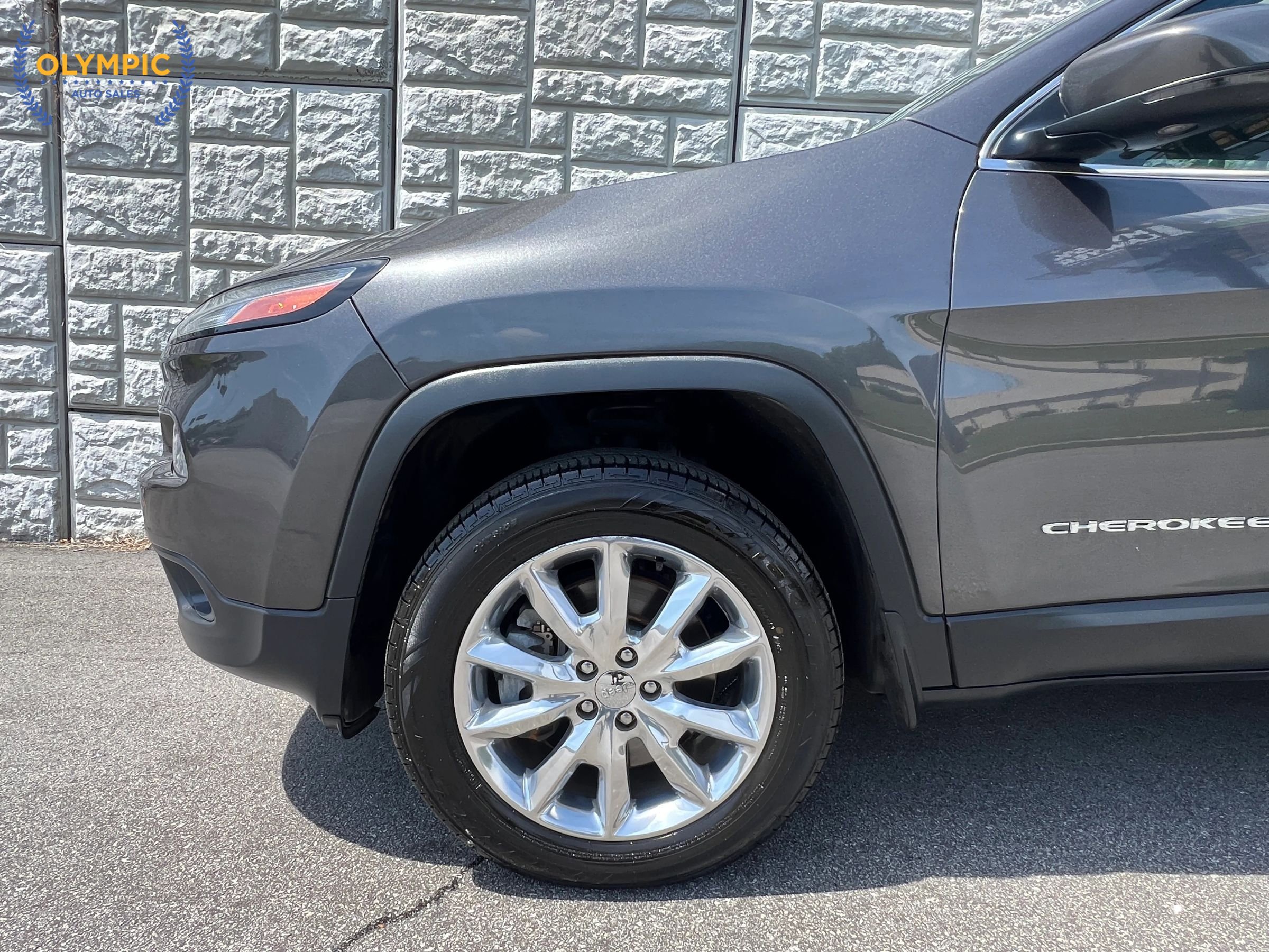 Used 2016 Jeep Cherokee Limited w/ Luxury Group AWD/4WD image 9