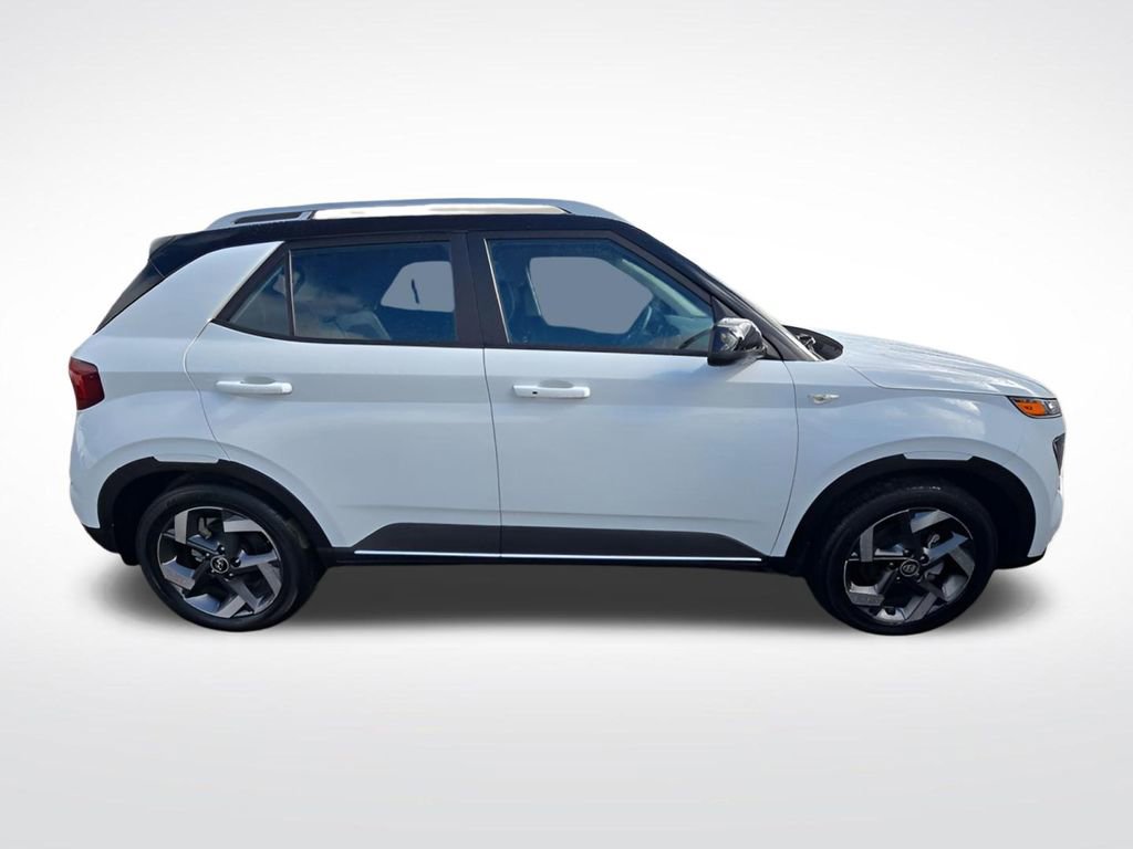 Used 2023 Hyundai Venue Limited image 6