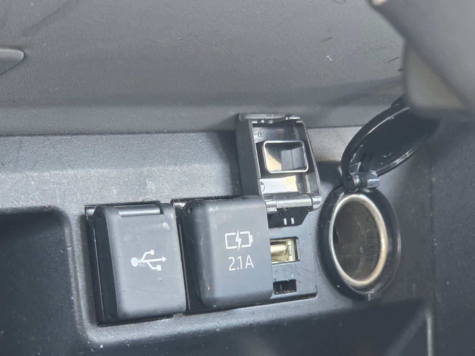 Used 2021 Toyota Highlander LE FWD image 17