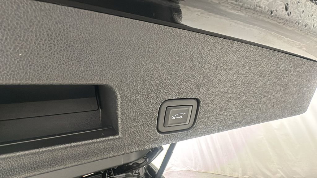 Used 2024 Chevrolet Traverse LT image 17