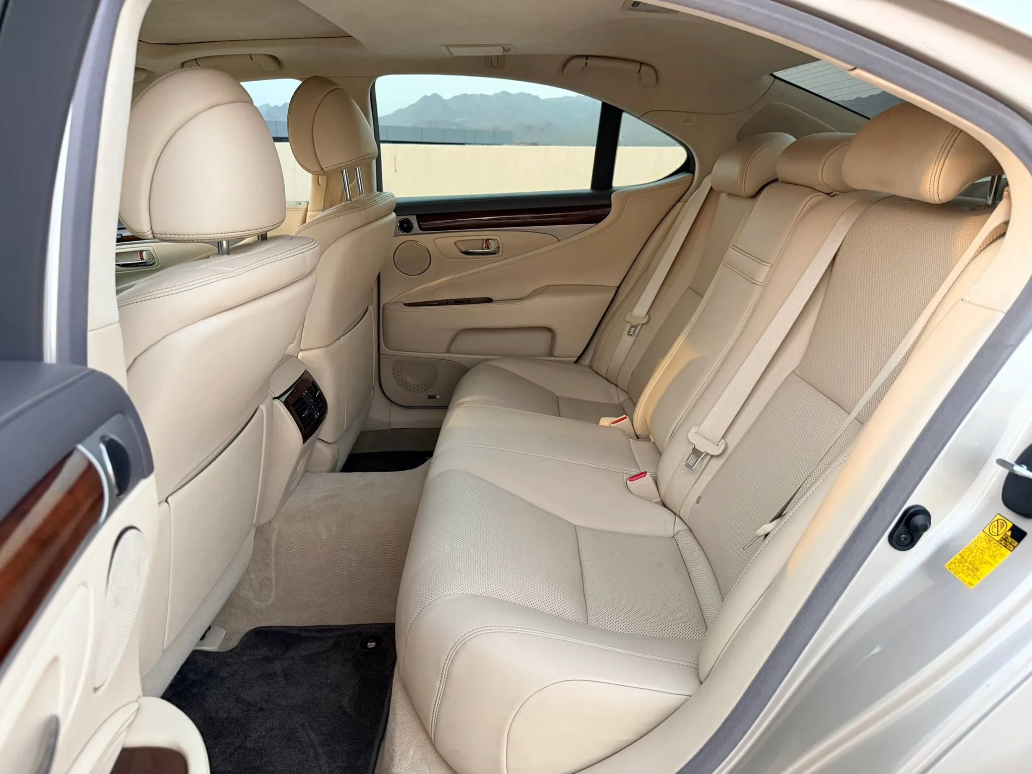 Used 2013 Lexus LS 460 w/ Comfort Pkg RWD image 9