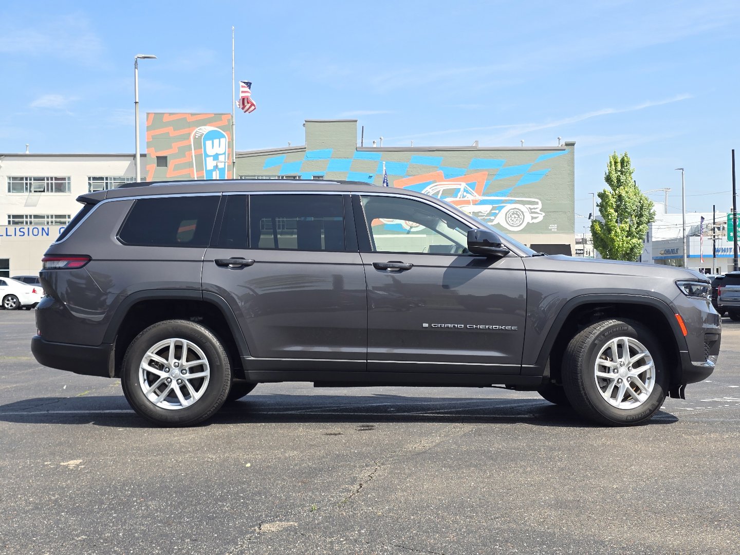 Used 2023 Jeep Grand Cherokee L Laredo w/ Luxury Tech Group I AWD/4WD image 27