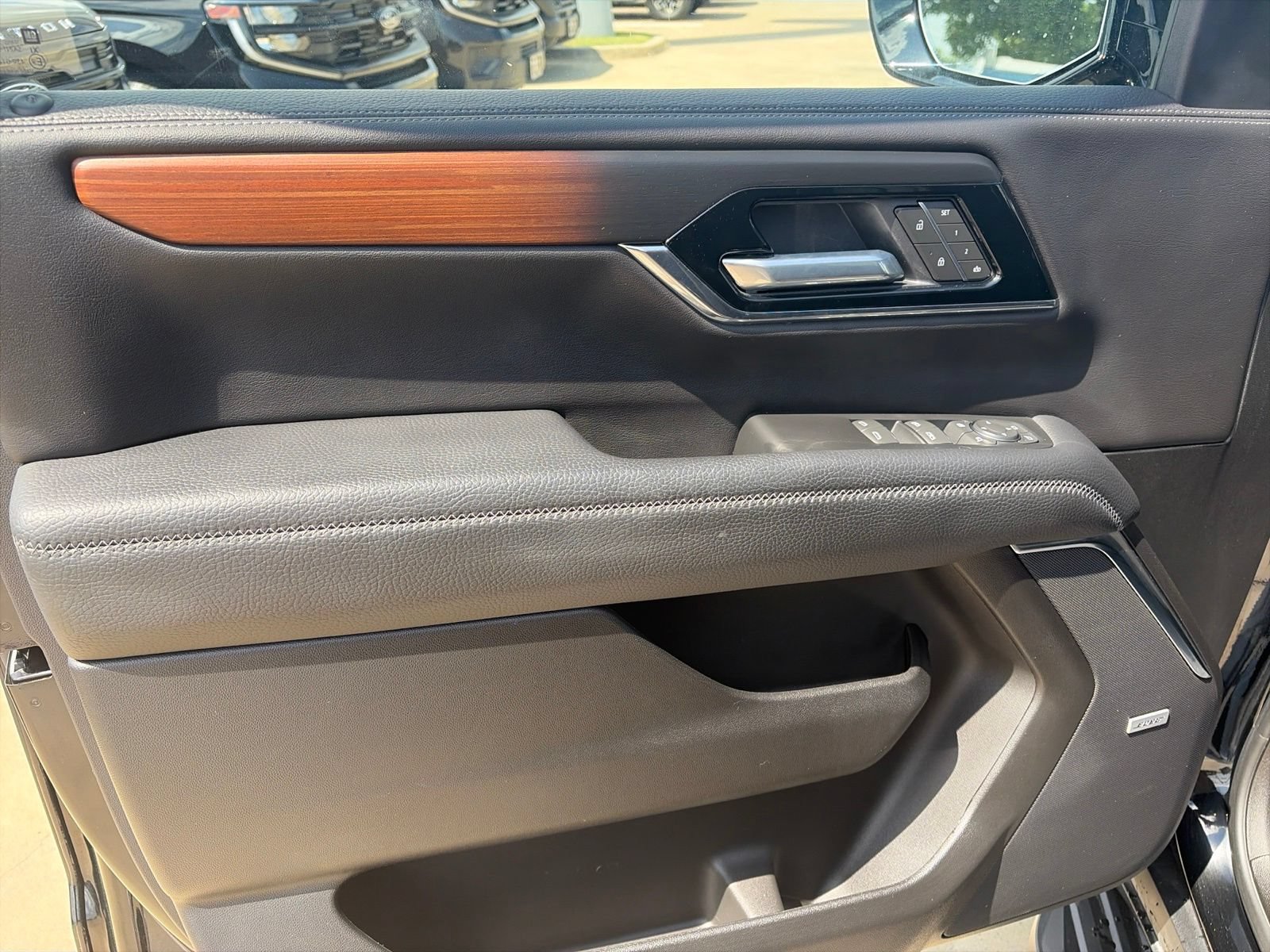 Used 2025 GMC Yukon Denali AWD/4WD image 11