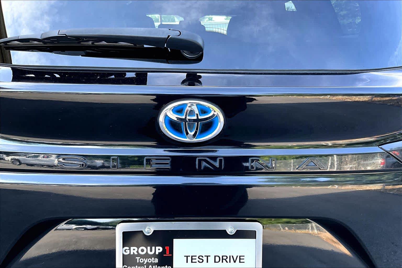 Certified 2024 Toyota Sienna XSE FWD image 31