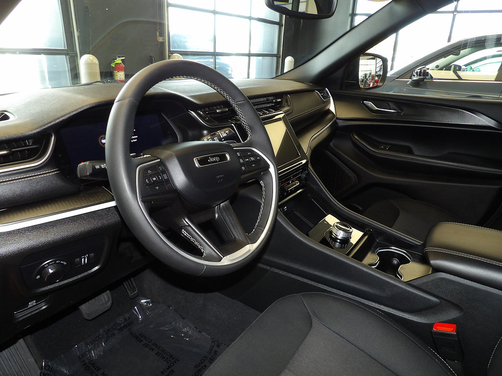 Used 2024 Jeep Grand Cherokee Laredo w/ Luxury Tech Group I AWD/4WD image 25