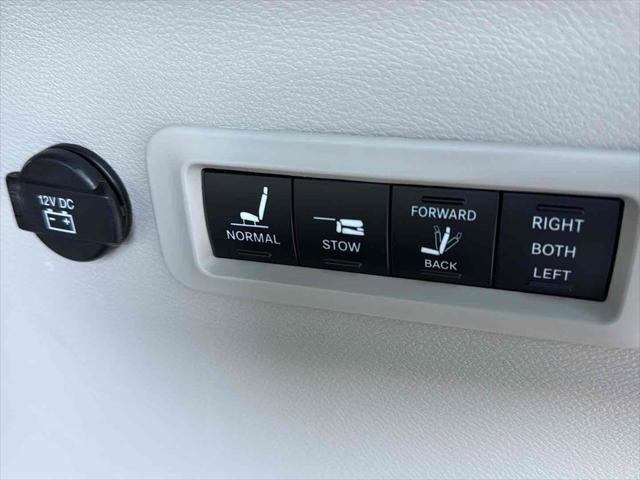 Used 2018 Chrysler Pacifica Limited image 37