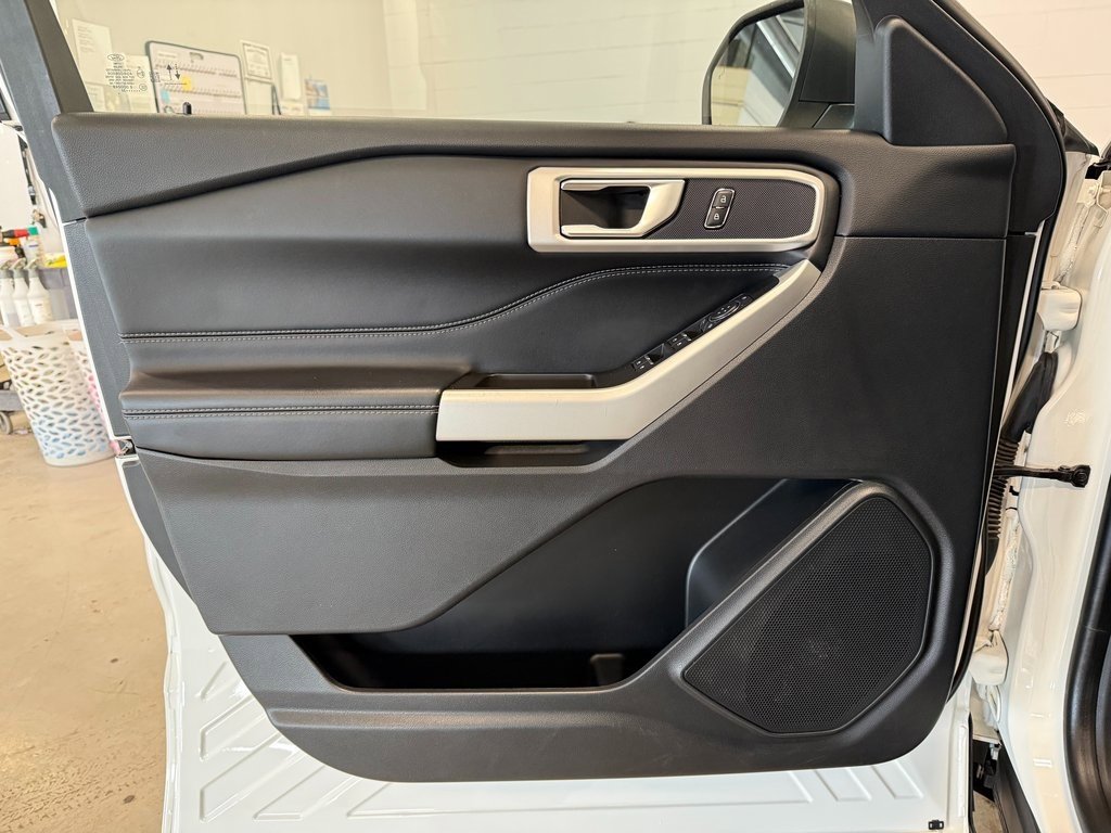 Used 2022 Ford Explorer XLT image 28