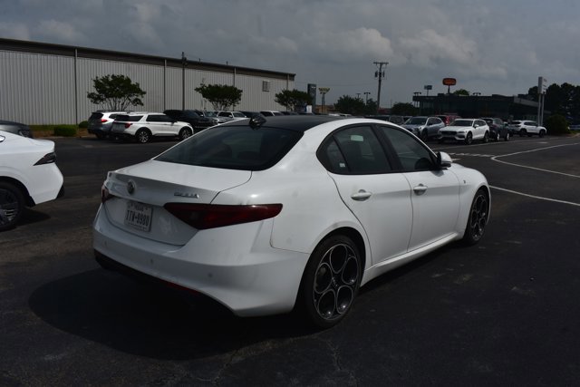Used 2022 Alfa Romeo Giulia Ti AWD/4WD image 4
