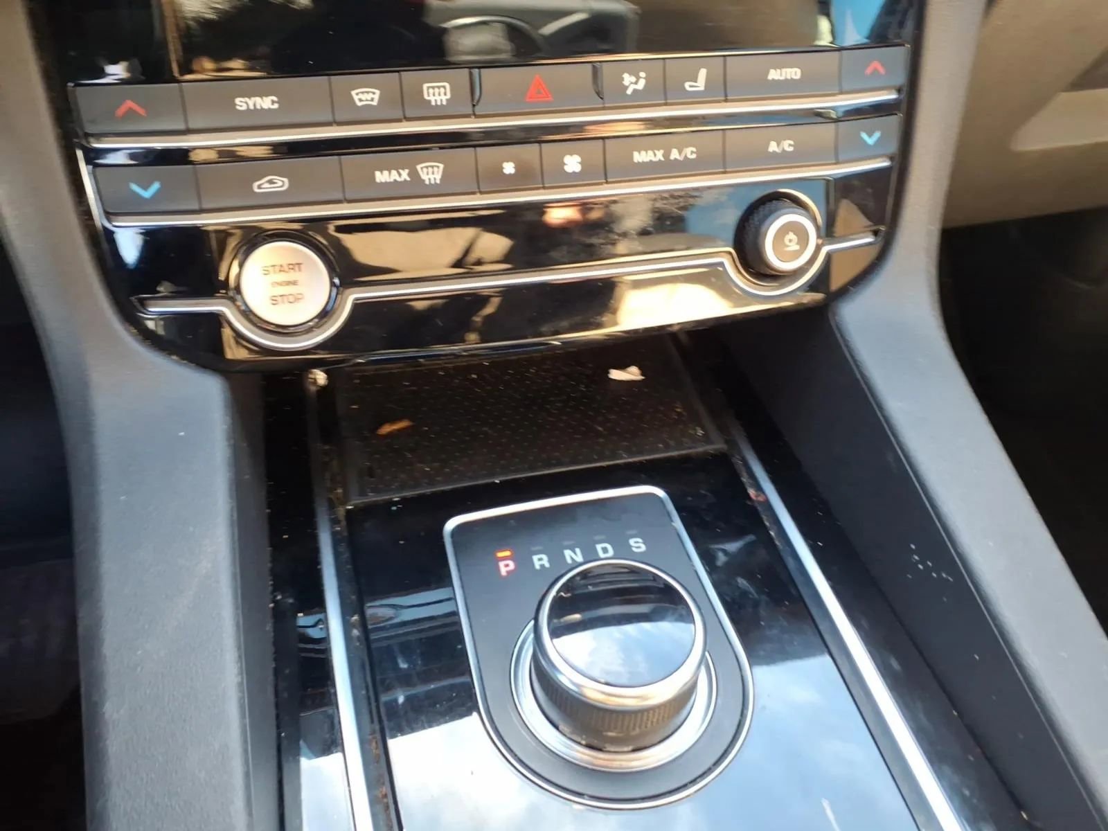 Used 2020 Jaguar F-PACE Premium image 33
