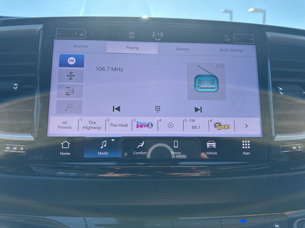 Used 2025 Chrysler Pacifica Select image 3