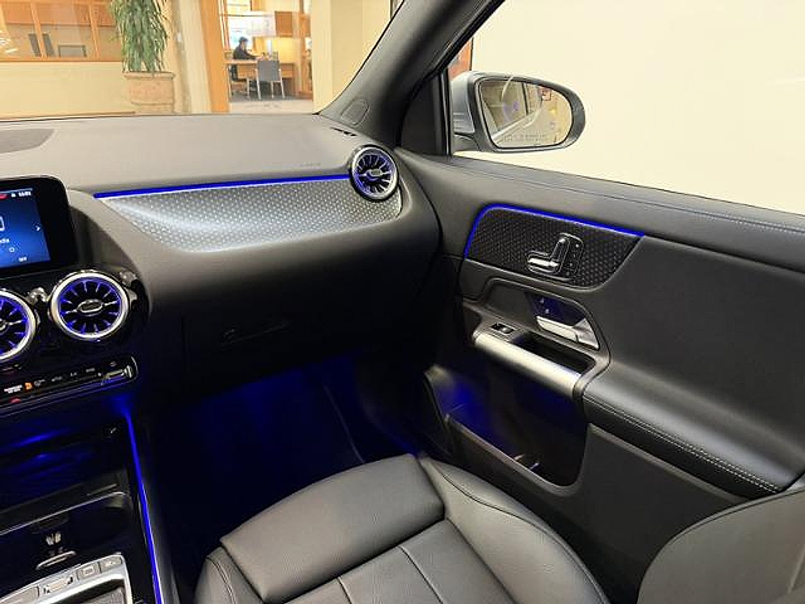 Used 2025 Mercedes-Benz GLA 250 image 12