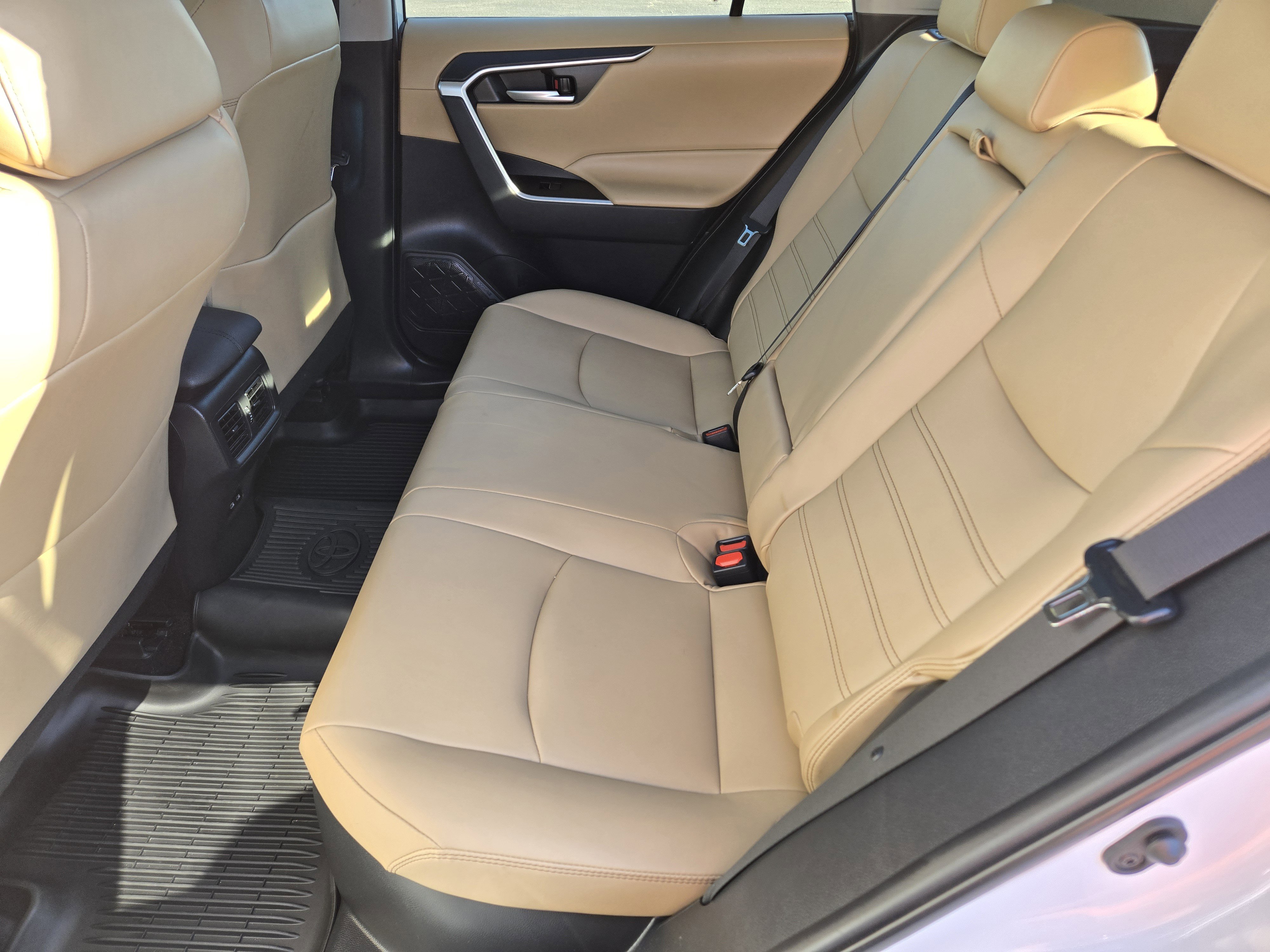 Used 2023 Toyota RAV4 XLE Premium image 17