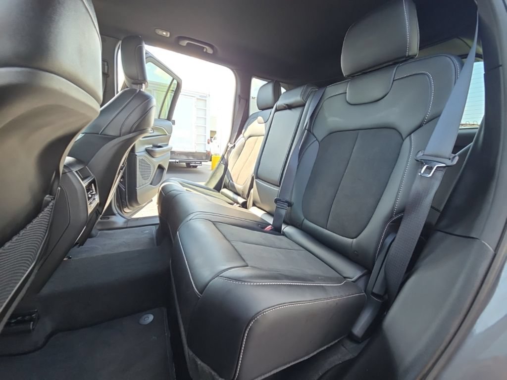 Used 2025 Jeep Grand Cherokee Altitude AWD/4WD image 21
