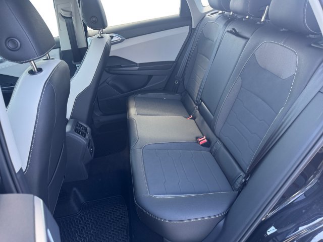 New 2026 Volkswagen Taos SE FWD image 11