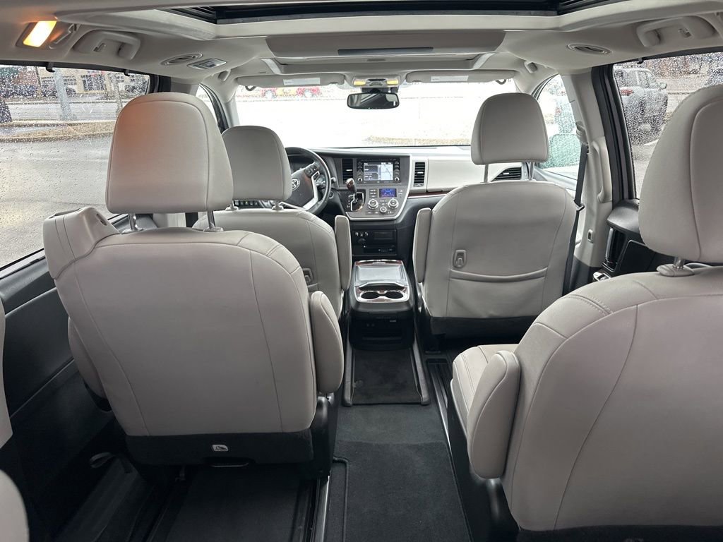 Used 2020 Toyota Sienna Limited Premium w/ Carpet Mat Package image 32