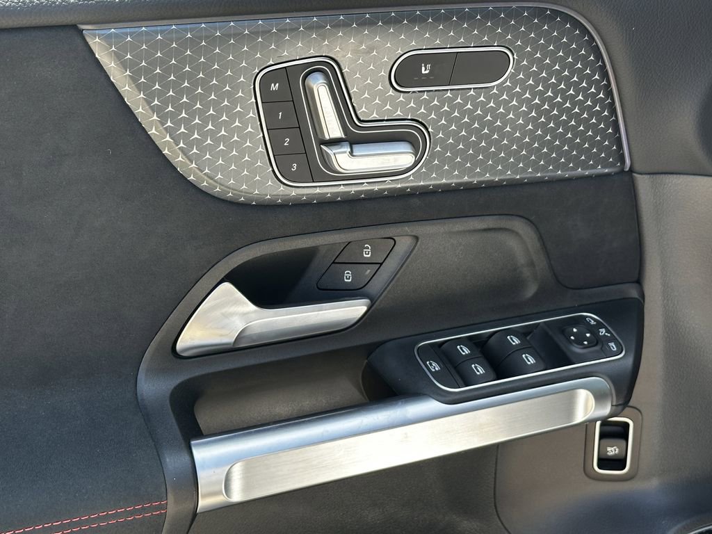 Used 2025 Mercedes-Benz GLB 250 image 12