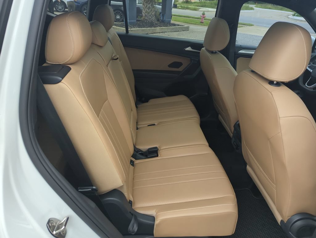 Certified 2024 Volkswagen Tiguan SE w/ Panoramic Sunroof Package FWD image 35