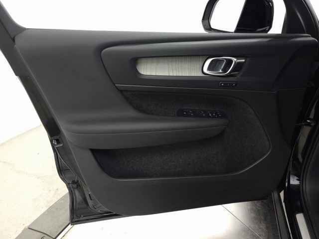 Certified 2023 Volvo XC40 B5 Plus w/ Protection Package Premier image 17