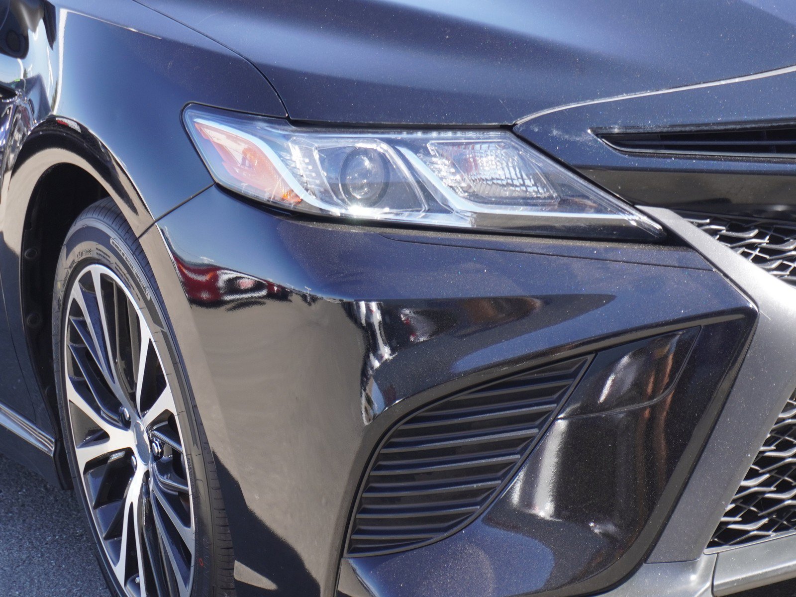 Used 2018 Toyota Camry SE FWD image 3