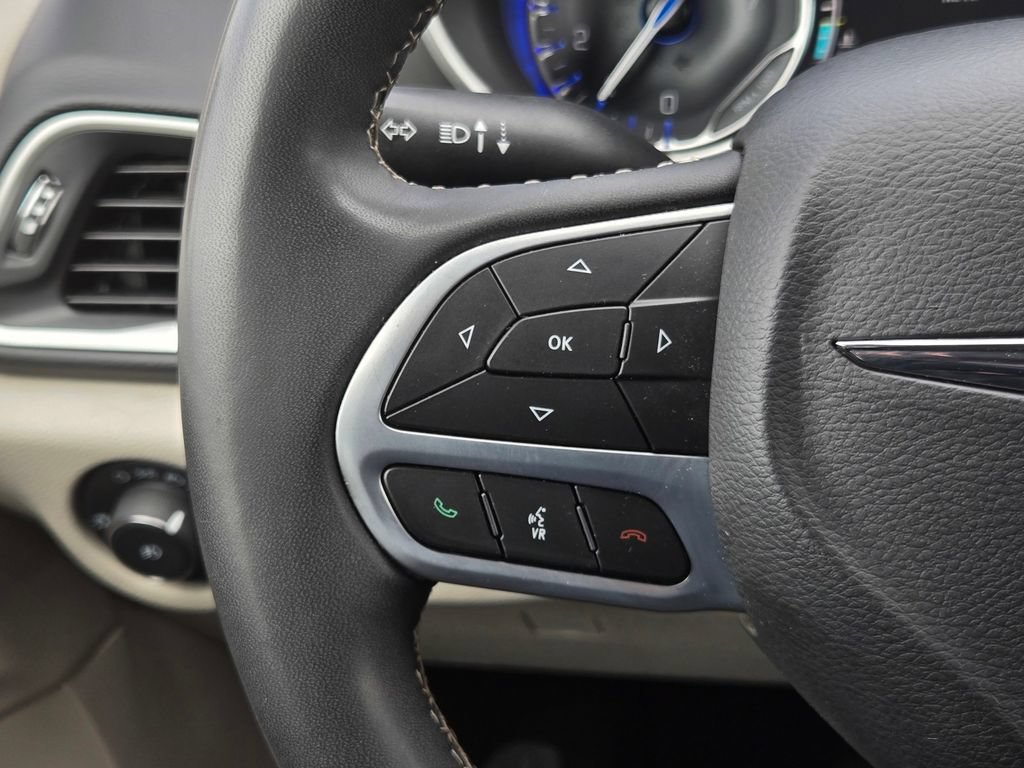Used 2023 Chrysler Pacifica Touring-L FWD image 22