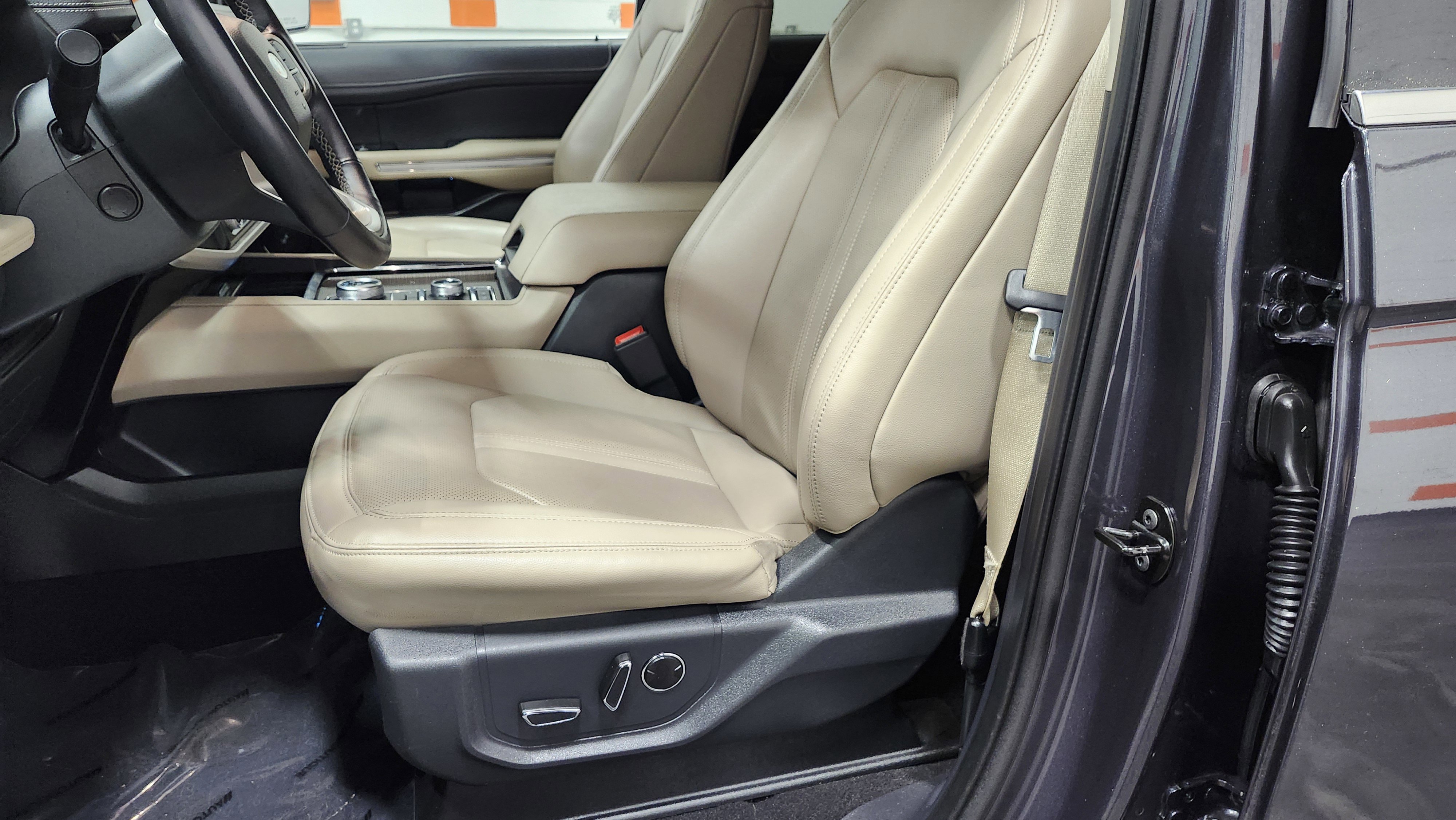 Used 2024 Ford Expedition Limited image 25