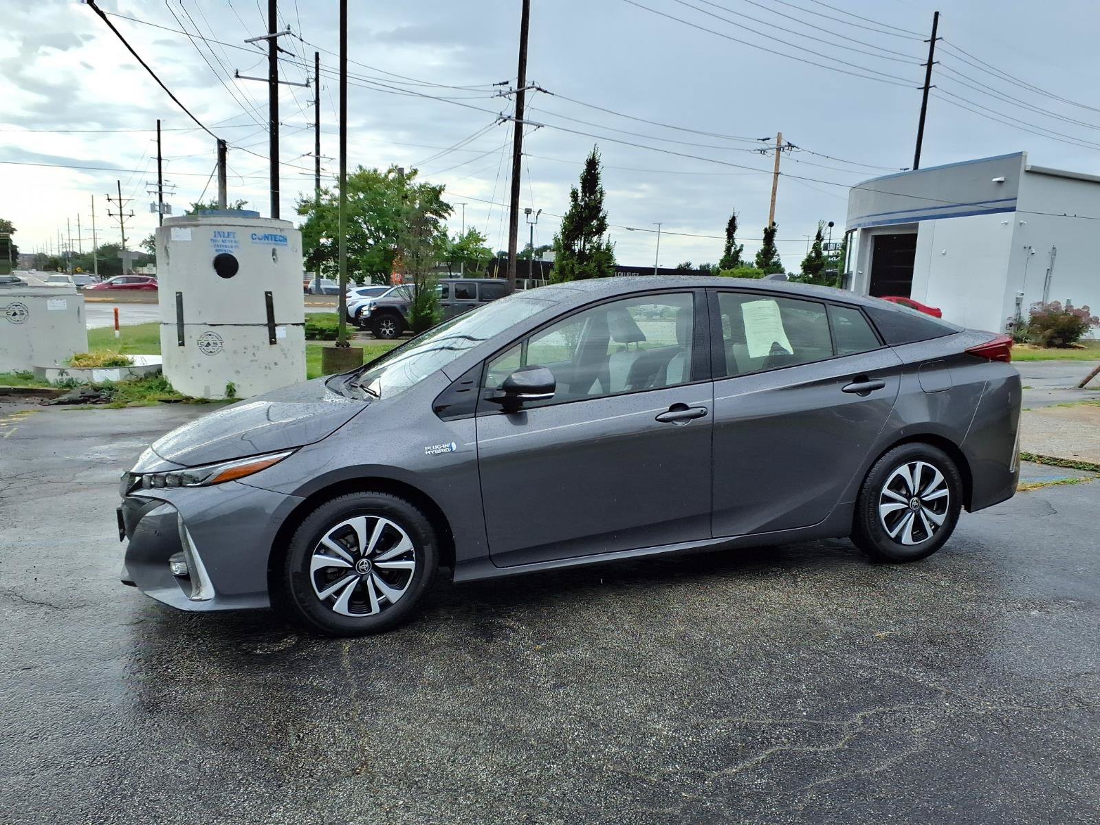 Used 2017 Toyota Prius Prime Advanced w/ Carpet Mat Package FWD image 18
