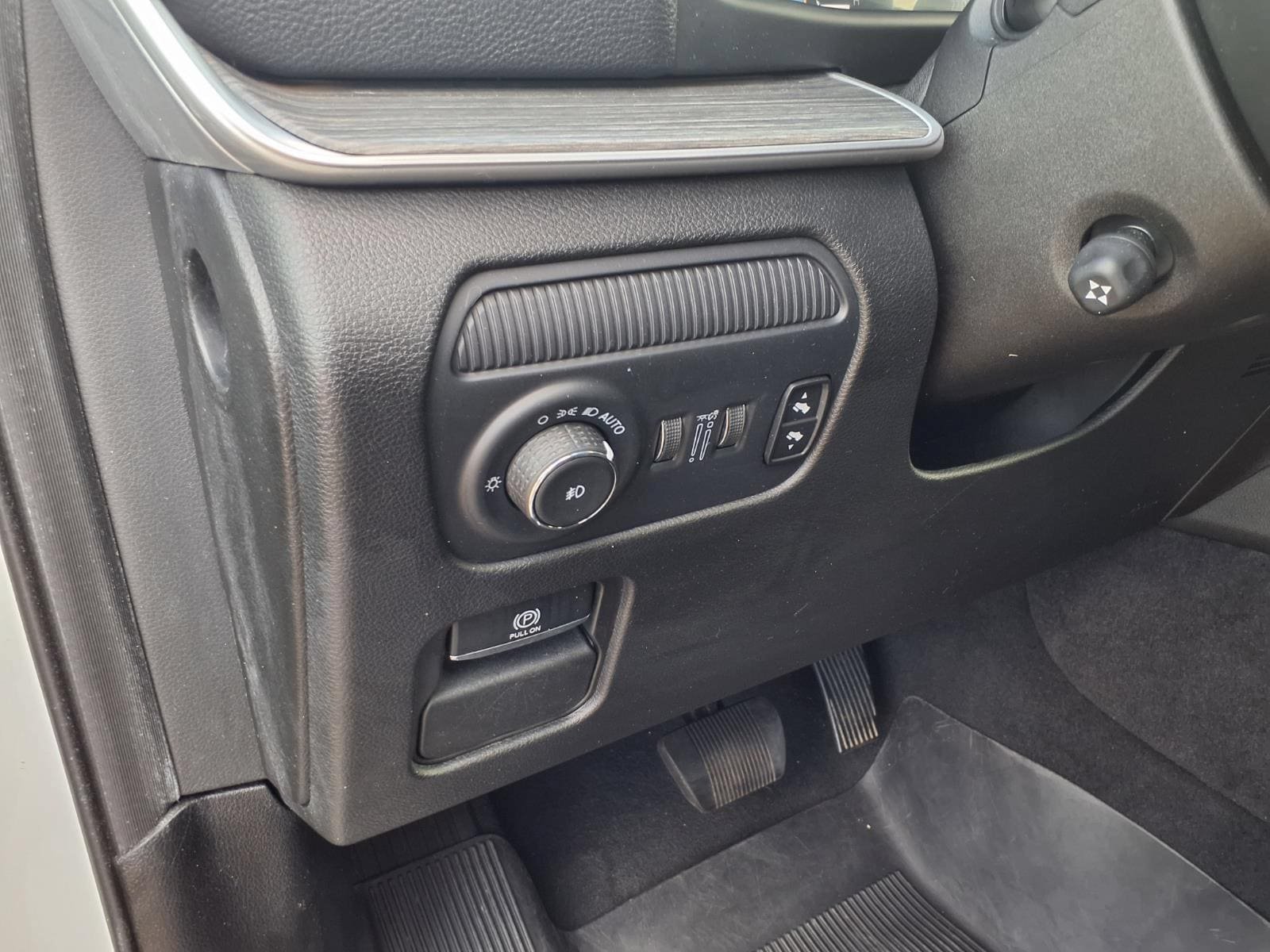 Used 2024 Jeep Wagoneer L Series II w/ Flexible Seating Group RWD image 16