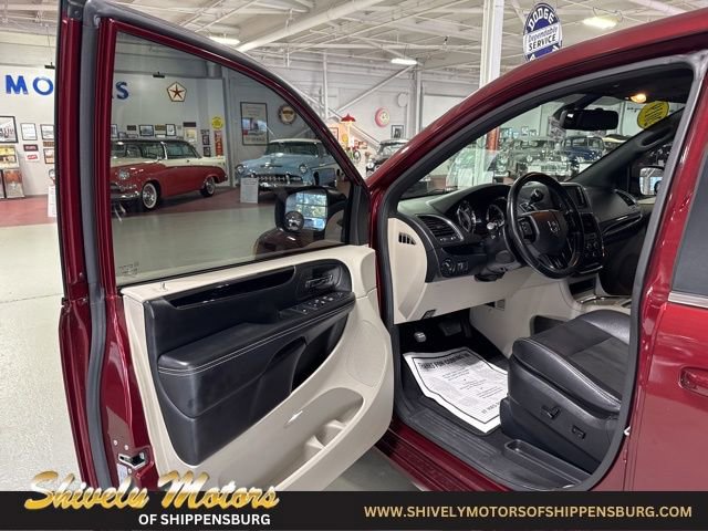 Used 2019 Dodge Grand Caravan SXT image 11