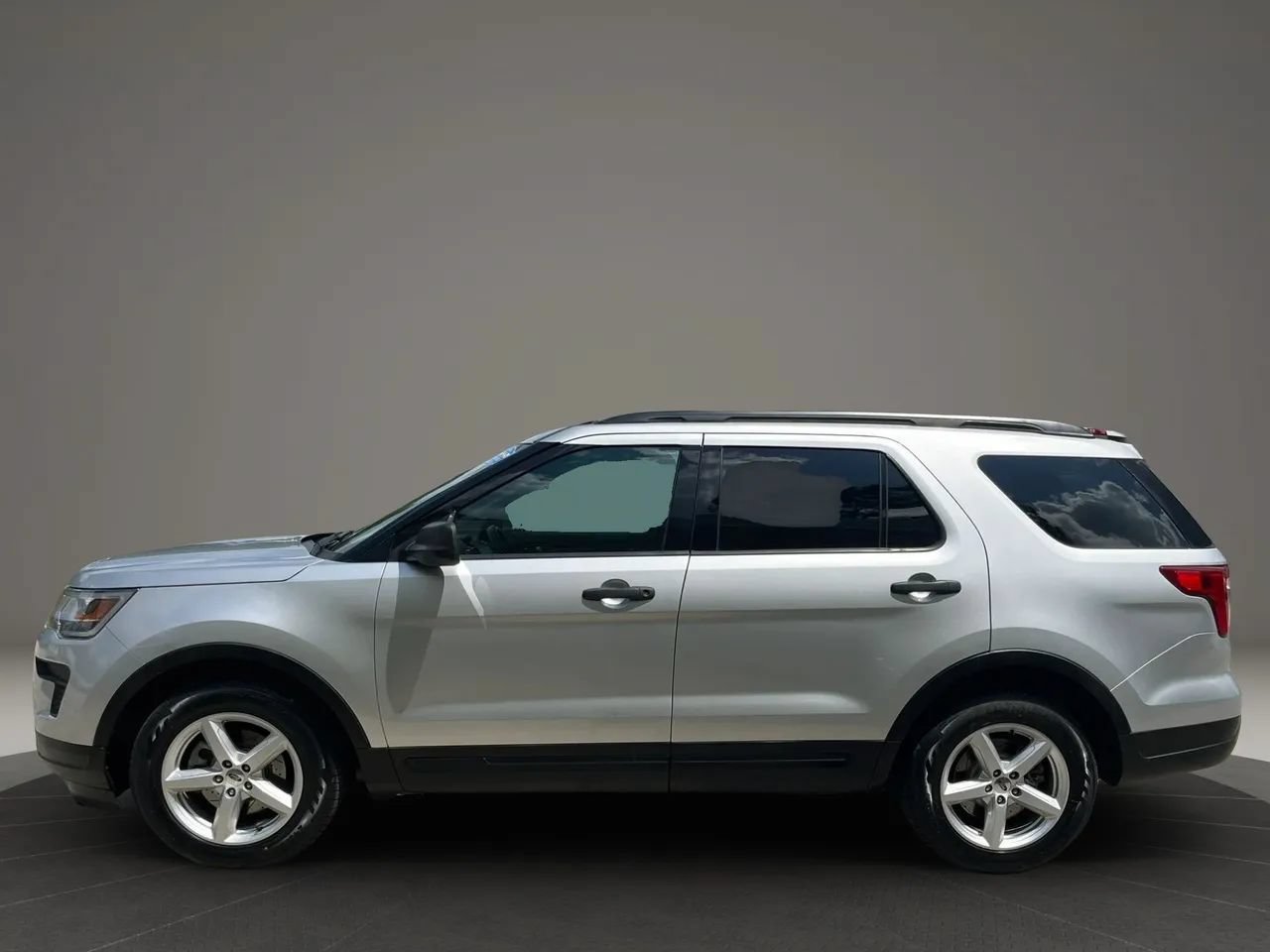 Used 2018 Ford Explorer FWD image 3