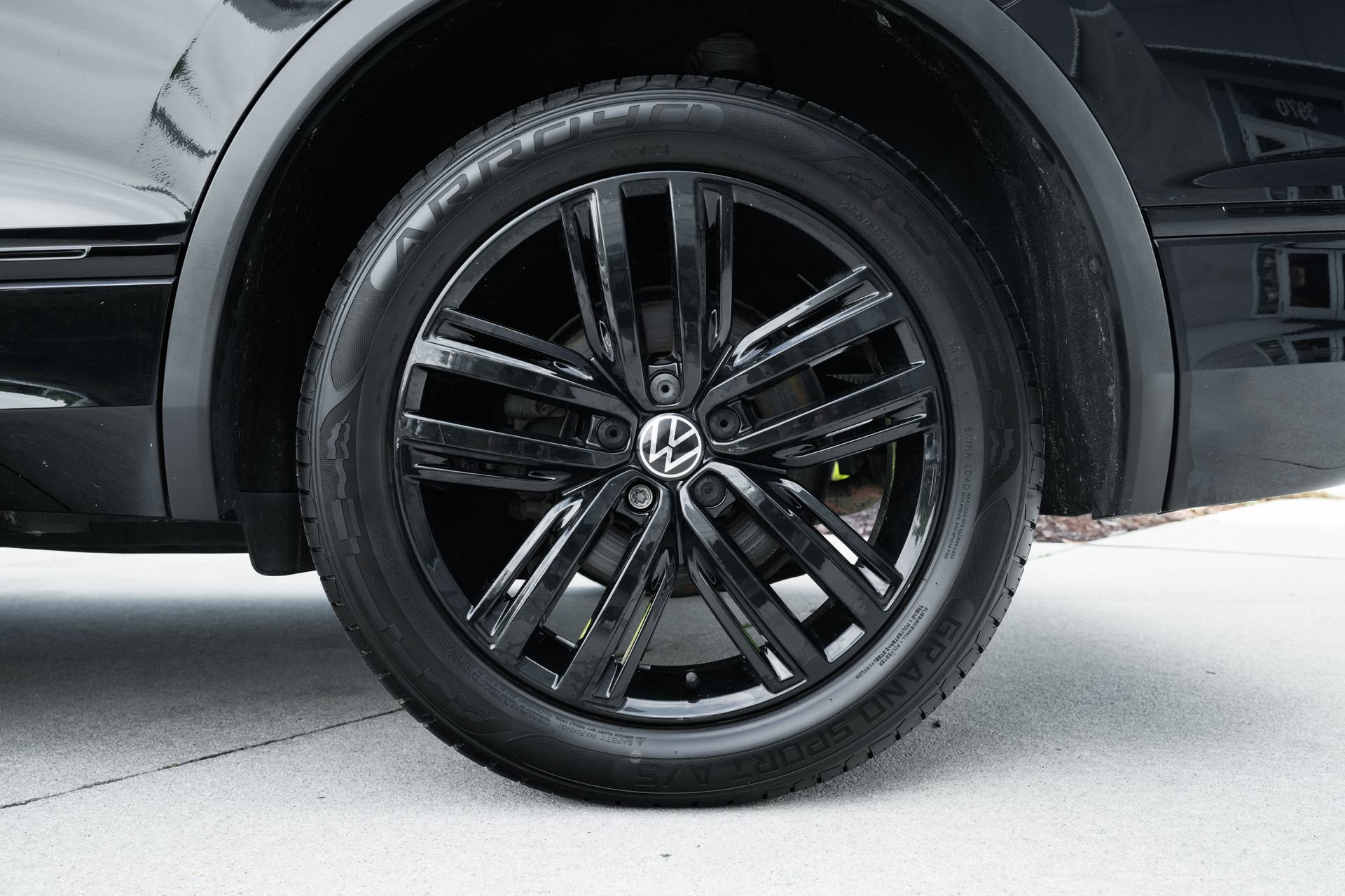 Used 2022 Volkswagen Tiguan SE R-Line image 28