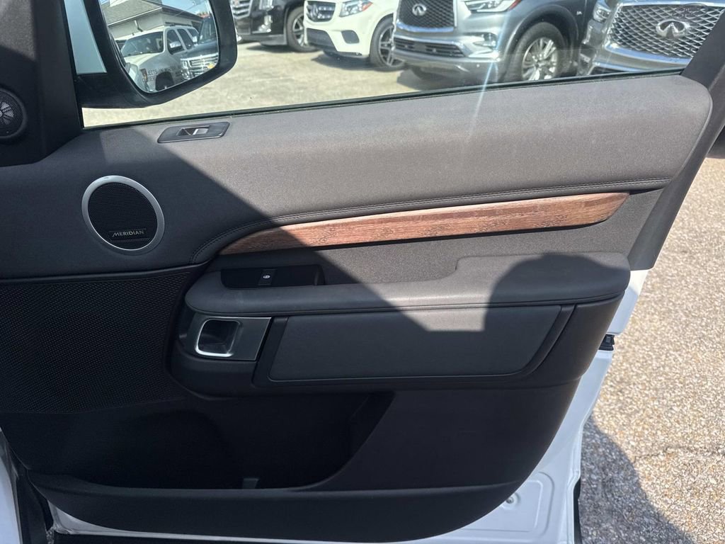 Used 2017 Land Rover Discovery HSE image 16