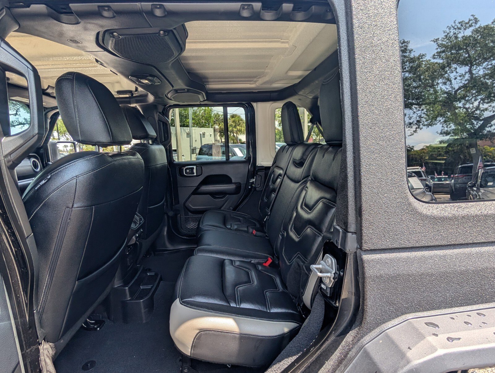 Used 2018 Jeep Wrangler Unlimited Sahara AWD/4WD image 11