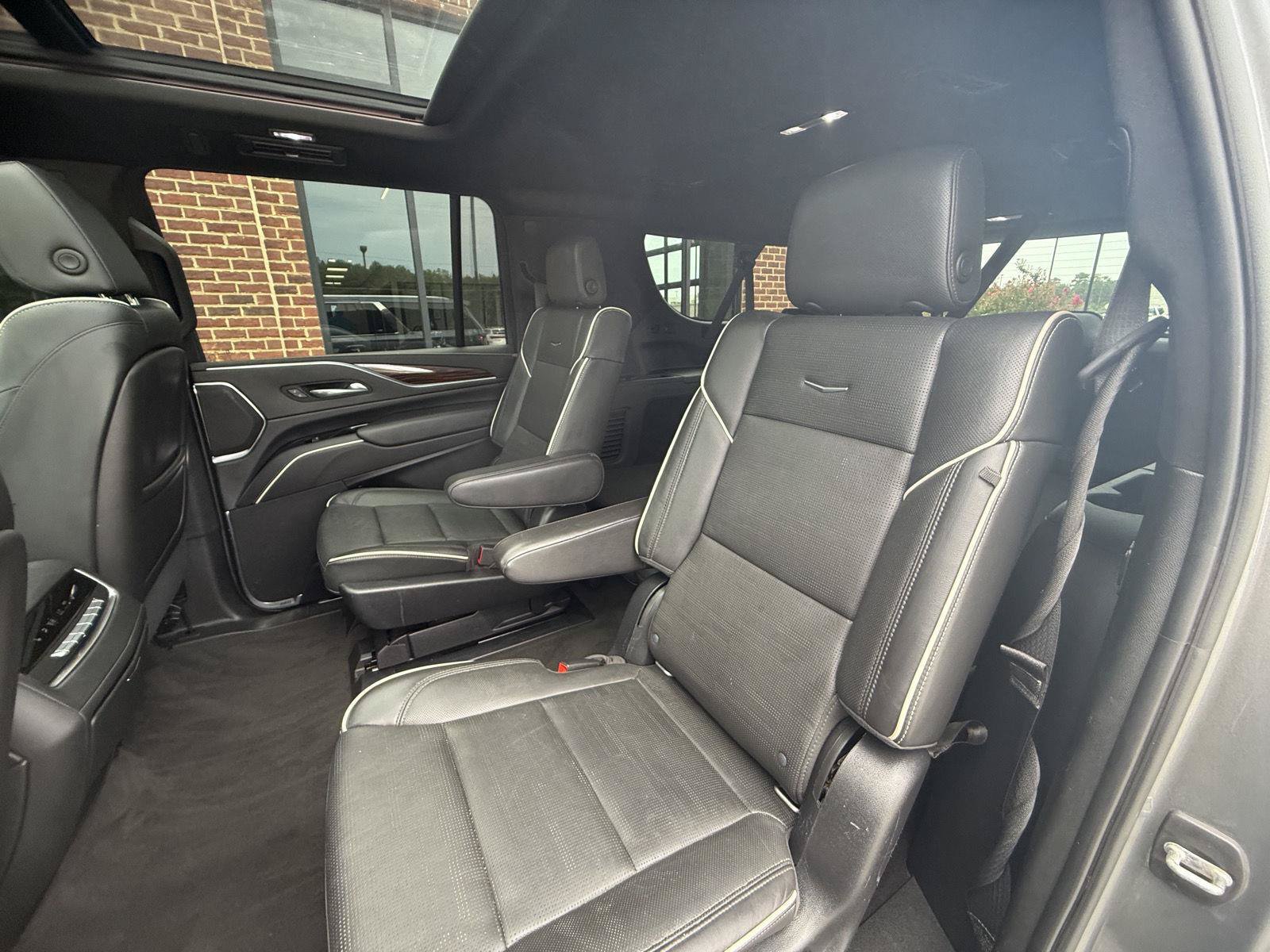 Used 2022 Cadillac Escalade ESV Premium Luxury w/ Performance Package AWD/4WD image 21