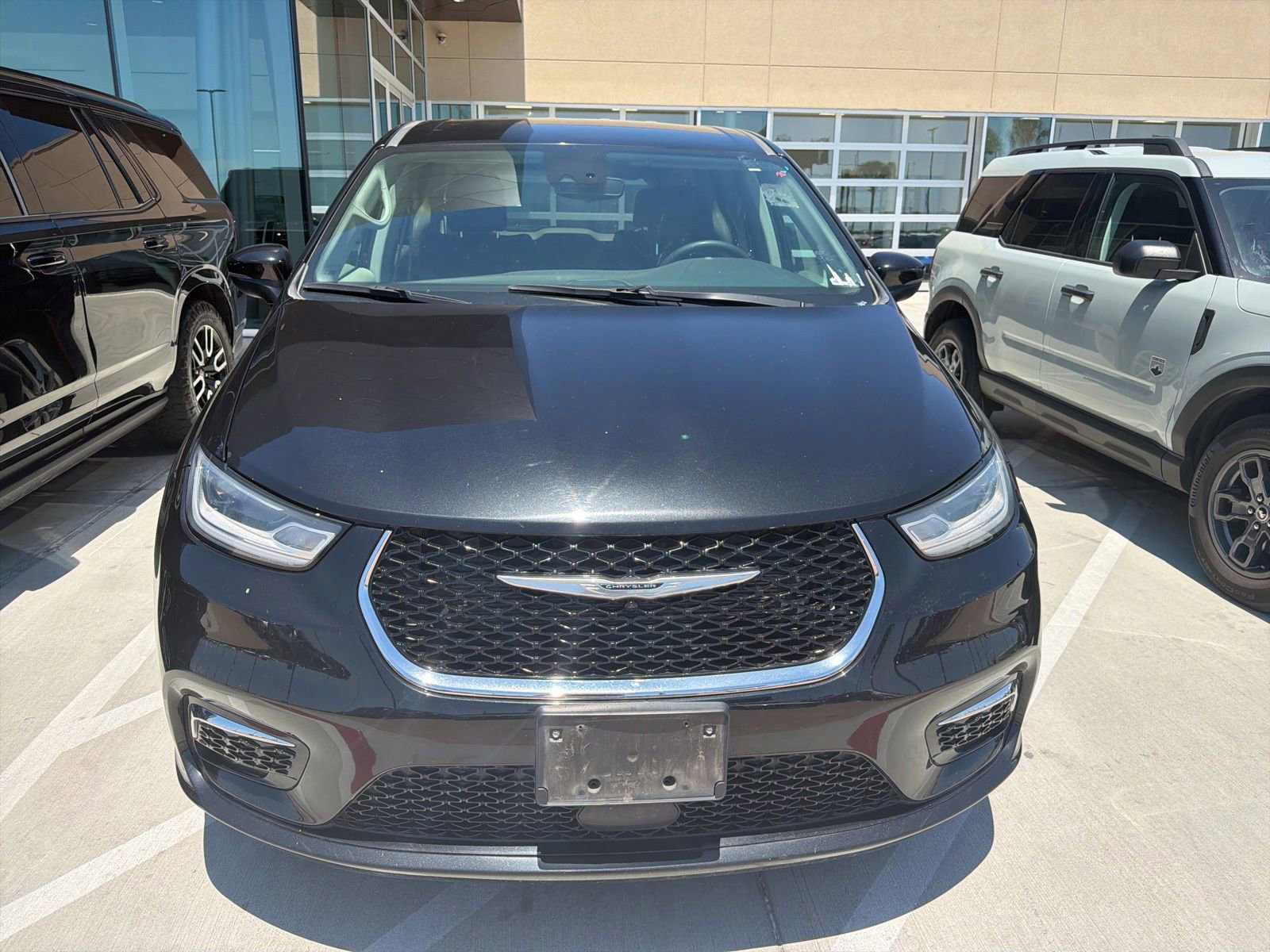 Used 2023 Chrysler Pacifica Touring-L FWD image 2