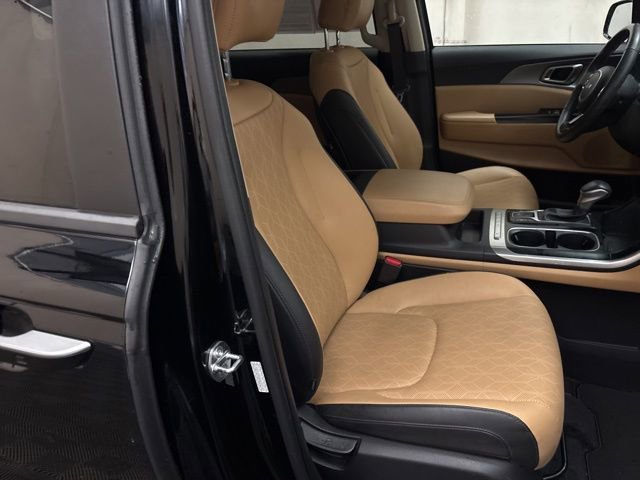 Used 2024 Kia Carnival LX FWD image 23