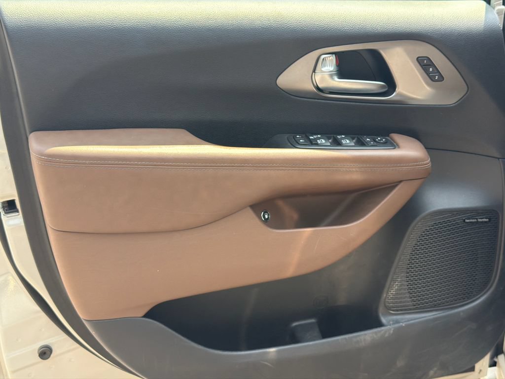 Used 2020 Chrysler Pacifica Limited w/ Advanced Safetytec Group FWD image 16