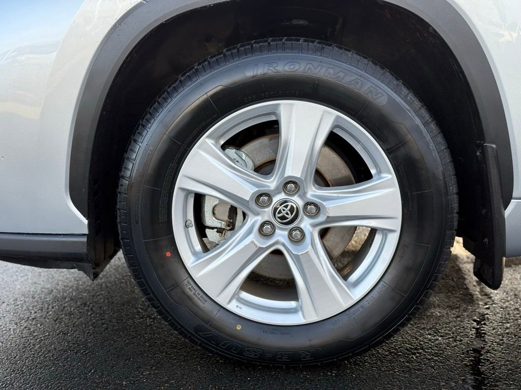 Used 2023 Toyota Highlander LE image 9